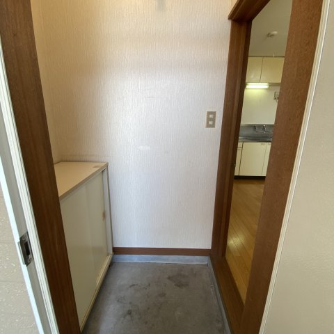 ハイツサンサーラの玄関