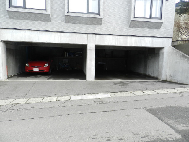 母恋グランドハイツの駐車場