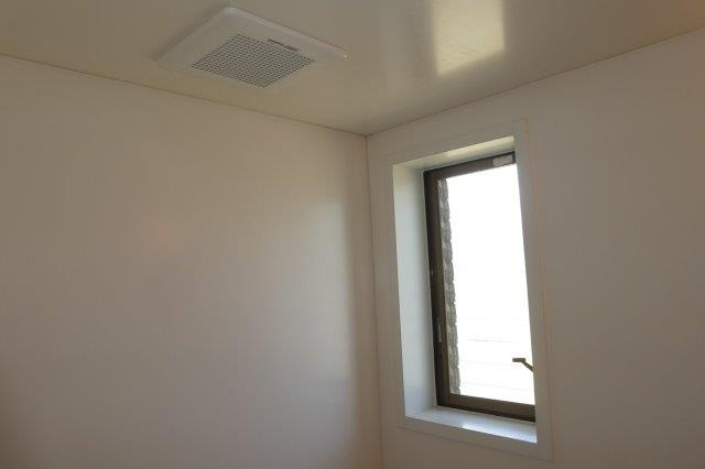 フリージア倉敷の浴室|浴室窓・換気扇