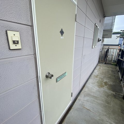 三和アパートの玄関