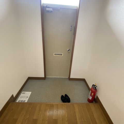 三和アパートの玄関