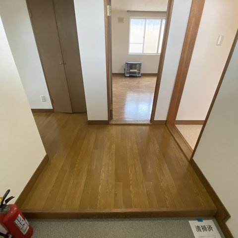 三和アパートの玄関