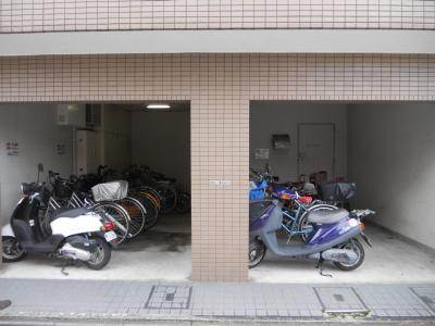 ヴィラパークサイドの駐車場|駐輪場