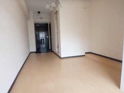 【居間・リビング】 | モンセリーチェ甲東園 | たっぷりの陽射しが射し込むお部屋です