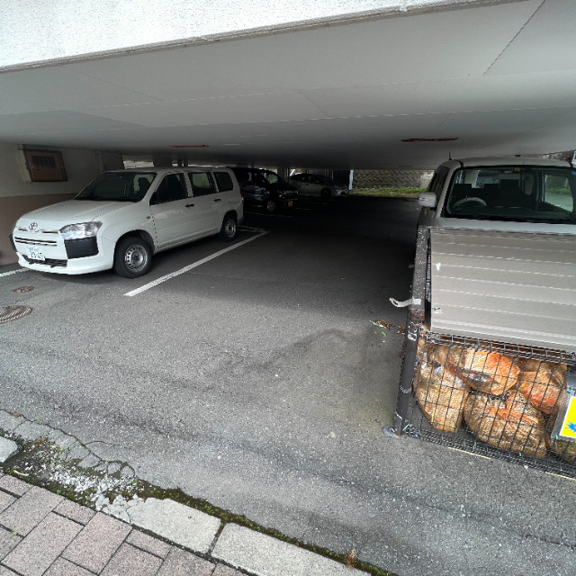 プラザユーホームの駐車場