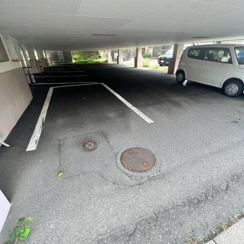 プラザユーホームの駐車場