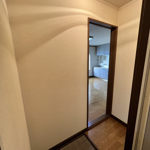 住吉アパートの玄関|収納もある玄関です