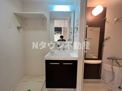 【独立洗面台】 | エステムプラザ名古屋駅前プライムタワー | 独立洗面台、小物を置くことができて便利です