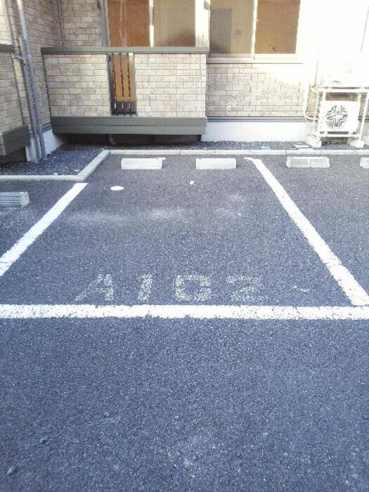 エクレールティーＡの駐車場