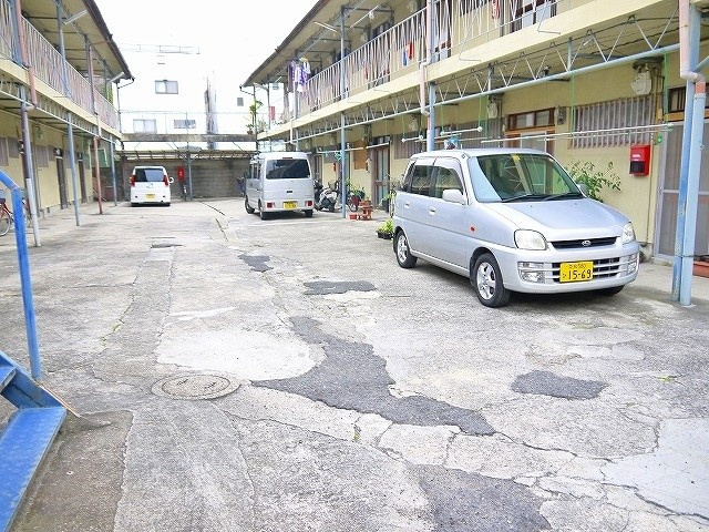 清美荘東棟の駐車場|車をお持ちの方に嬉しい駐車場付きの物件です