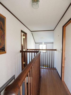 【内装】 | 中古戸建 南向台１丁目 | 2階の廊下です。吹抜になっています。