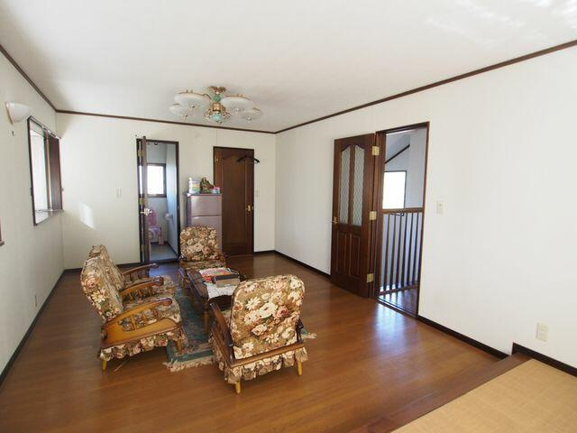 【洋室】 | 一部屋に10帖の洋室と4帖の和室があります。