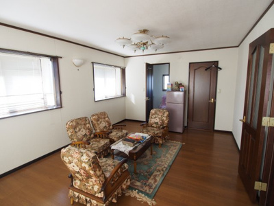 【洋室】 | 中古戸建 南向台１丁目 | 隣には左側に洗面所付きのトイレ、右側にクローゼットがあります。