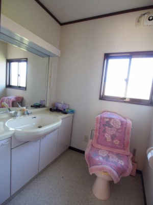 【トイレ】 | 中古戸建 南向台１丁目 | 2階トイレです。明るい色調で、トイレ内に洗面台があります。