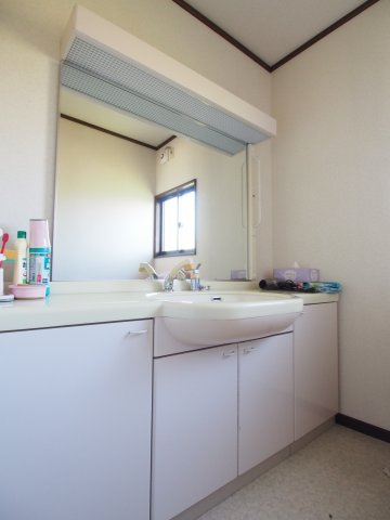 【トイレ】 | 2階トイレ内にある洗面台です。鏡が大きく周りに小物も置けるので、朝の身支度も素早くできます。