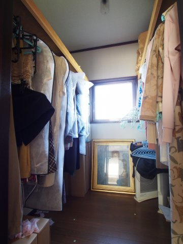 【収納】 | 2階クローゼットです。窓があるので空気の入れ替えができます。