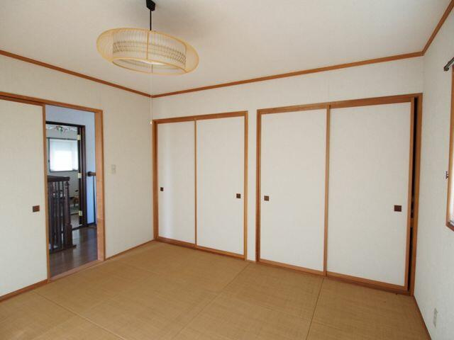 【和室】 | 2階にある8帖の和室です。畳のお部屋はすぐに横になって休むことができ、い草の香りは心が安らぎます。