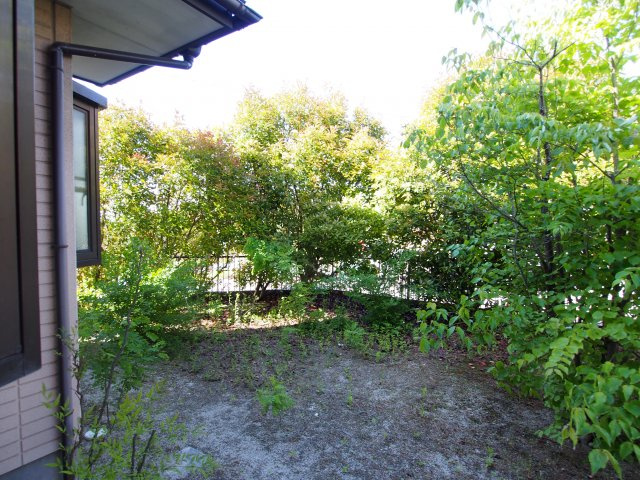 【庭】 | 広々としたお庭がありガーデニングが楽しめます。休日は緑に囲まれたお庭で過ごしてみるのもいいですね。