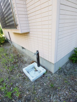 【庭】 | 中古戸建 南向台１丁目 | 外で手洗いができ、ホースをつなげばお庭の水やりもできます。