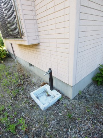 【庭】 | 外で手洗いができ、ホースをつなげばお庭の水やりもできます。