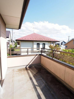 【バルコニー】 | 中古戸建 南向台１丁目 | 晴れた日はお洗濯物やお布団をたくさん干せます。