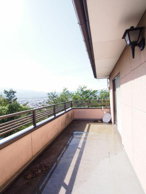 【バルコニー】 | 中古戸建 南向台１丁目 | ゆったりと落ち着いた時間を過ごせるバルコニーです。