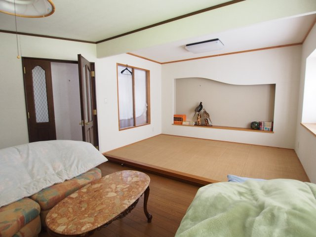 【洋室】 | 洋室と和室に仕切って使うこともでき、ご家族の状況に応じた使い方ができるお部屋です。