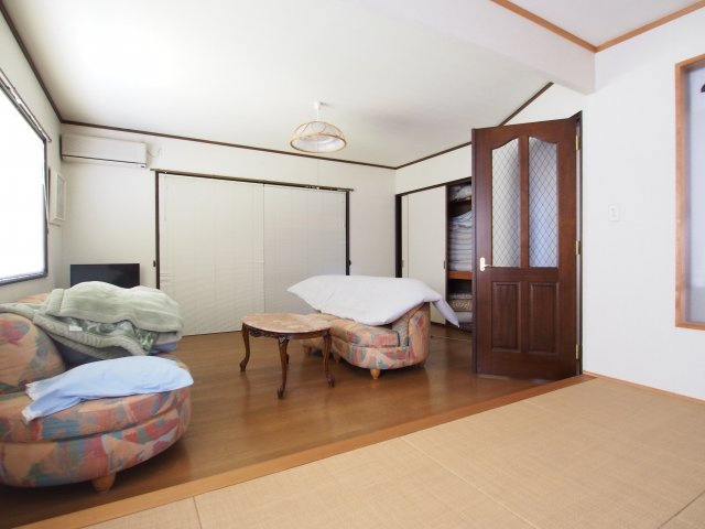 【洋室】 | 内装は落ち着いており、ベッドや家具を置いても広く使うことができます。