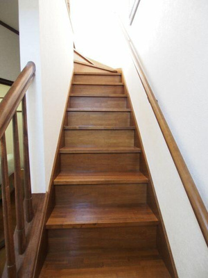 【内装】 | 中古戸建 南向台１丁目 | 階段には手すりが付いています。