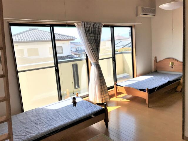 【内装】 | 2階洋室です。バルコニーへ出入りできます。南向きで日当たり良好です。