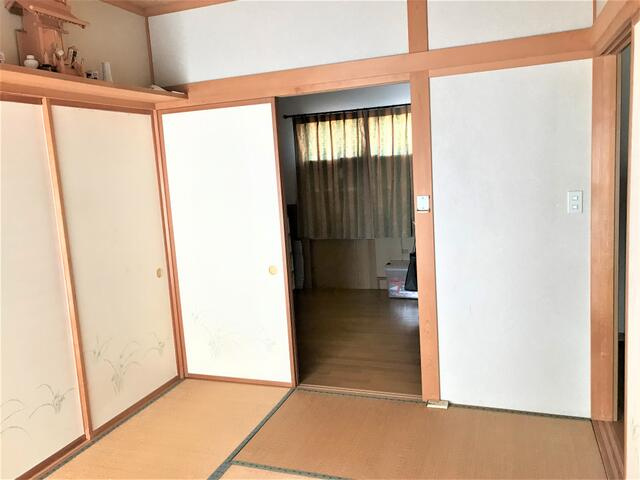 【内装】 | 1階6帖の和室です。押入・仏間・床の間があり、引き戸を開けると納戸につながります。