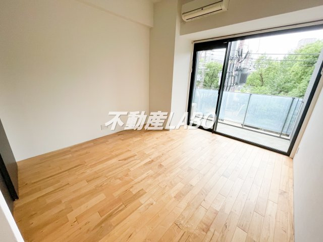 WISTERIA GARDENの洋室