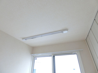 【展望】 | 洋室7.1帖のお部屋にある室内物干しです！雨の日やお出掛け時の室内干しにとても便利☆花粉や梅雨の時期に重宝しますね♪