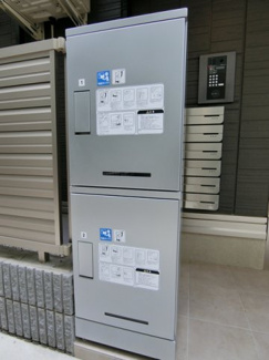 【その他共用部分】 | 共用エントランスには宅配BOXがあるので荷物の受け取りもスムーズに♪再配達を依頼する手間が省けます☆