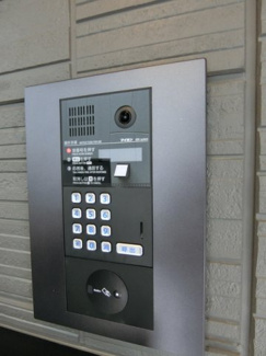 【エントランス】 | 防犯対策に有効なオートロック付きのエントランスです！一人暮らしの方も安心ですね♪