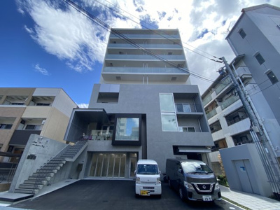 【外観】 | レジリエント江坂穂波町 | 2022年5月に完成した新築マンションです。8階建てです。