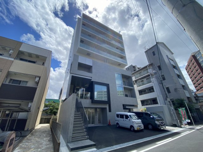 【外観】 | レジリエント江坂穂波町 | 2022年5月に完成した新築マンションです。8階建てです。