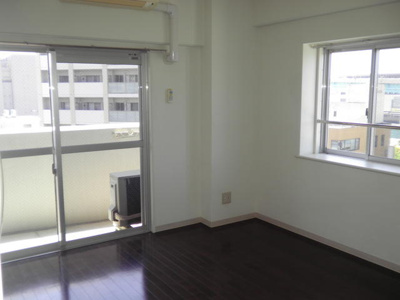 【居間・リビング】 | コスモス御笠川(コスモスミカサガワ) | 別号室の写真になります。現況優先。