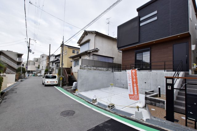 西宮市上甲東園2丁目新築戸建の前面道路含む現地写真|北側公道5.3ｍに約8.8ｍの間口に接道しております。
