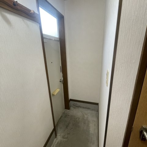学）ハイツ新生の玄関