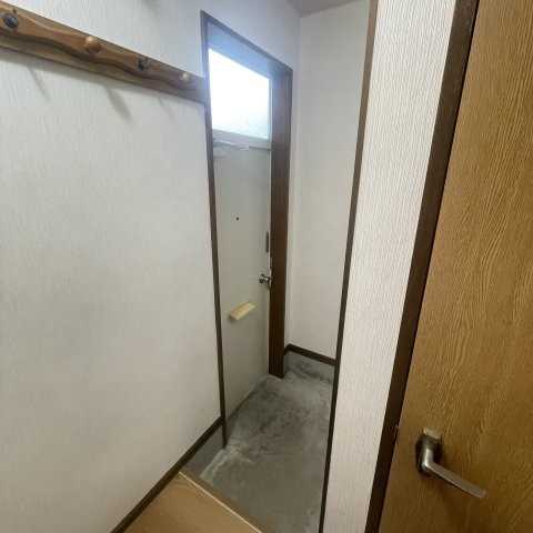 学）ハイツ新生の玄関