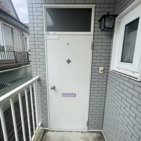 学）ハイツ新生の玄関