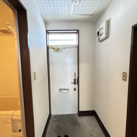 学）サンハイツの玄関