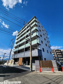 【外観】 | 総戸数４２戸、２０２３年１月築、管理人は勤務につき管理体制良好です♪