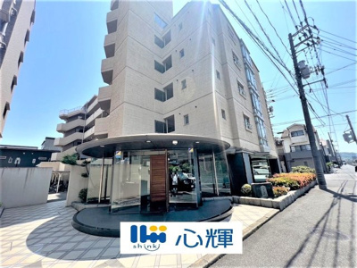 【外観】 | ヒユーマンズ沖野上601号室（福山市沖野上町・マンション） | コミュニティー以外の方々の出入りも少なく明るい日差しが差し込む立地です。