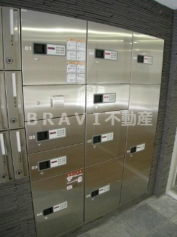 BRAVI上本町（ブラービ上本町）　BRAVI不動産の設備|【BRAVI上本町】宅配ボックス付きです