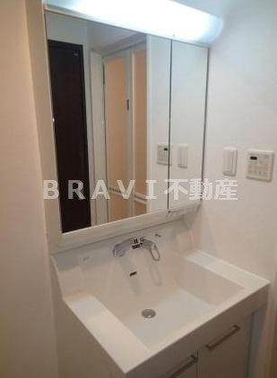 BRAVI上本町（ブラービ上本町）　BRAVI不動産の独立洗面台|【BRAVI上本町】朝の支度にも助かる、独立の洗髪洗面化粧台