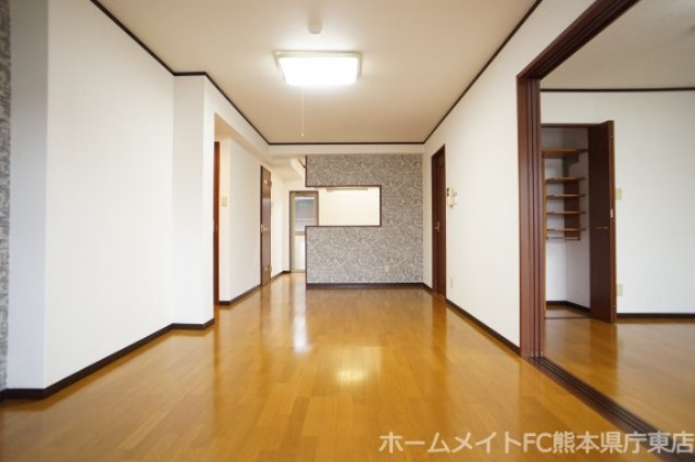 熊本市東区花立６丁目の賃貸マンションの居間・リビング