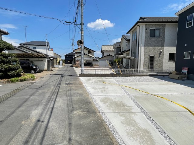 藤岡市藤岡第30（全1棟）1号棟の前面道路含む現地写真|美しい街並みの分譲地です。車の出し入れもラクラクなカースペース及び広々な前面道路です。 車の運転が苦手な奥様もこれなら安心です(^▽^)/