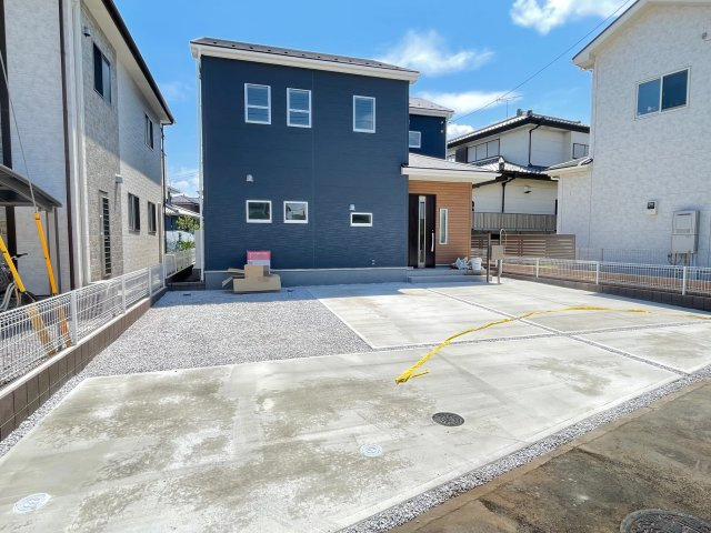 藤岡市藤岡第30（全1棟）1号棟の駐車場|隣地との距離も保ちながらも綺麗な街並みに溶け込みました！ 駐車スペースやお庭も十分に確保しています！
